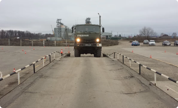Собственный оборудованный автодром с эстакадой