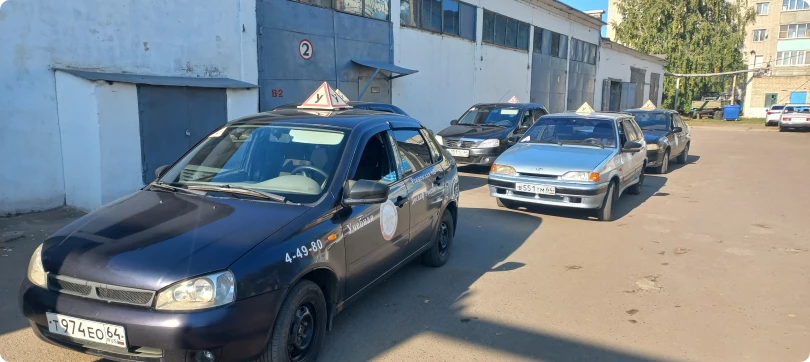 В авторпарке отечественные авто и иномарки: RENAULT, DAEWOO. Есть хетчбеки и седаны